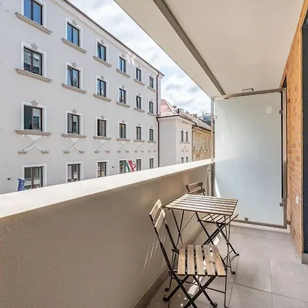Big With Garage & Balcony & Ac & Lift * Budapeszt
