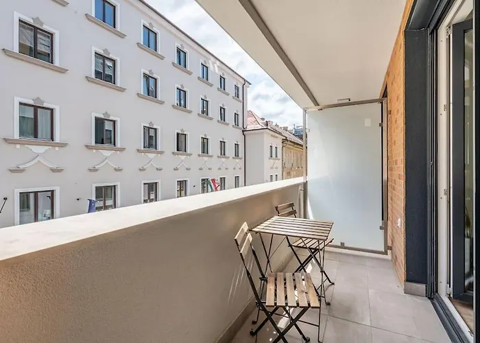 Big With Garage & Balcony & Ac & Lift * Budapesta