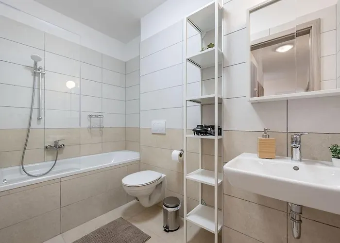 Big With Garage & Balcony & Ac & Lift * Budapesta