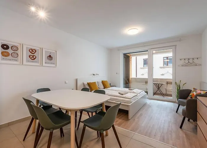 Big With Garage & Balcony & Ac & Lift * Budapesta