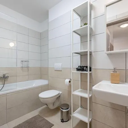 Big With Garage & Balcony & Ac & Lift * Βουδαπέστη