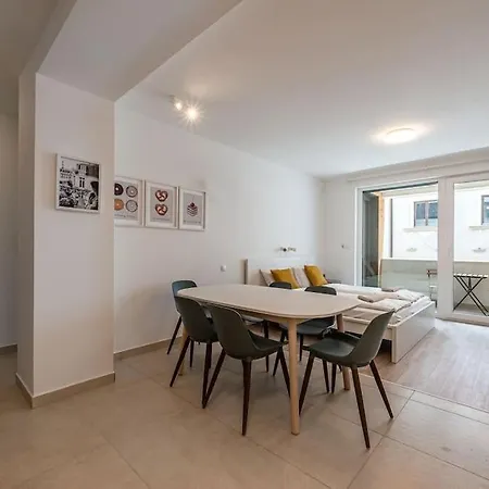 Big With Garage & Balcony & Ac & Lift Διαμέρισμα *